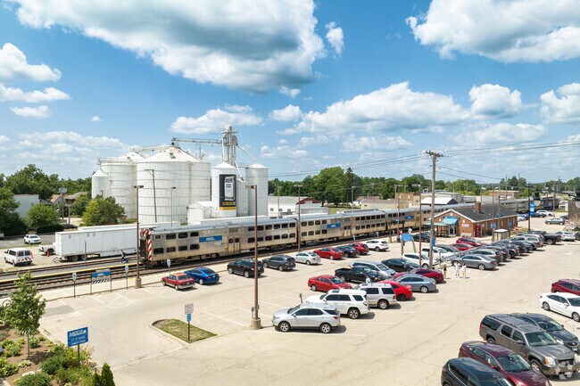 The Harvard Metra Station is conveniently located in the Downtown area of Harvard.