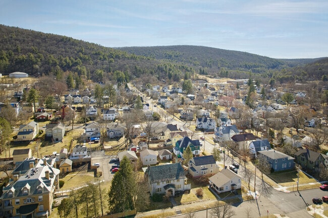 The per capita income in Corning in 2022 was $41,672, which is middle income relative to New York, and upper middle income relative to the rest of the US.