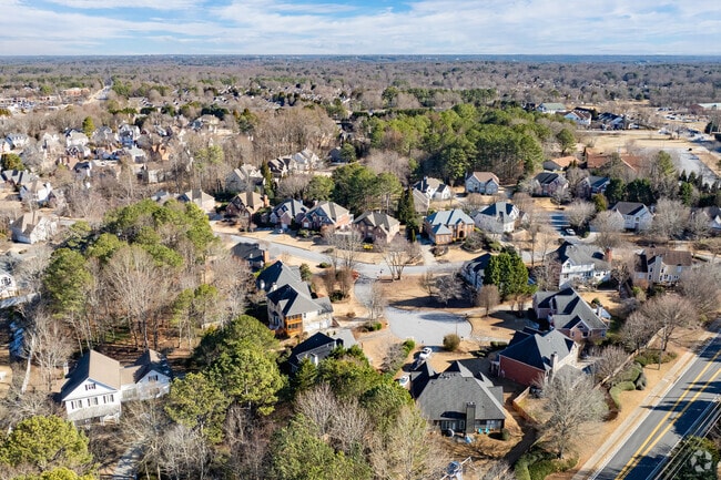 Edenwilde’s hilly streets are lined with cul-de-sacs, adding privacy to the neighborhood.