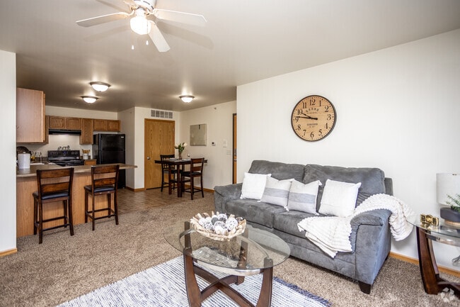 2BR, 1BA - 925 SF
