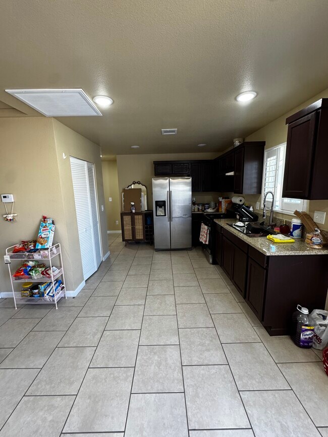879 N Mountain View Ave unit 2, San Bernardino, CA 92401 - photo 4