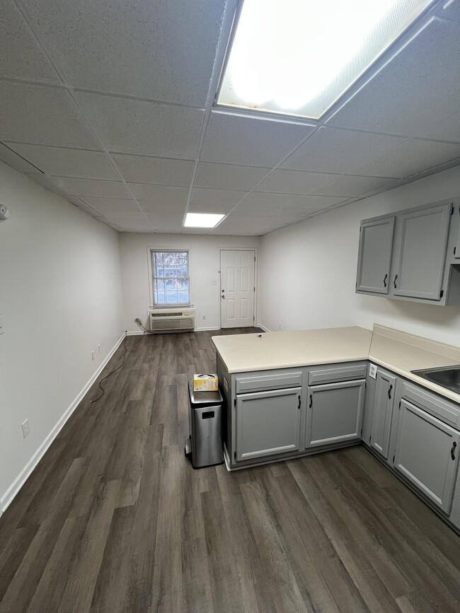 301 Cypress St unit Apartment 5, Bristol, TN 37620 - photo 4