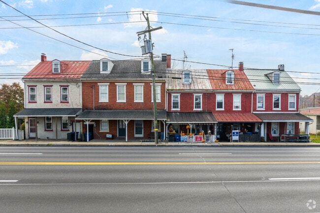 Charming streets of Ontelaunee, PA, lined with picturesque homes.