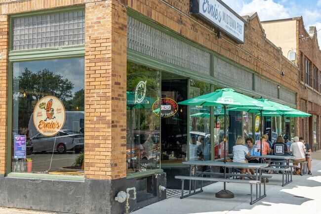 Ernie's Pub is the busiest during lunch time on week days near Midtown District.