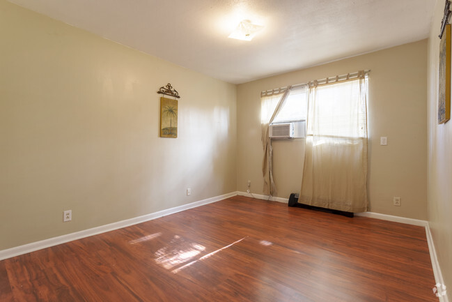 2BR, 1BA - 950 SF