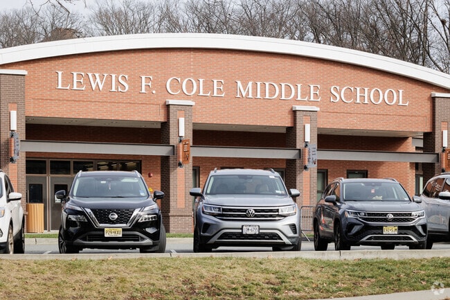 Lewis F Cole Middle School in Fort Lee NJ has a student-teacher ratio of 13 to 1.