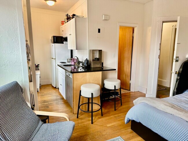 108 Myrtle St unit 10, Boston, MA 02114 - photo 3