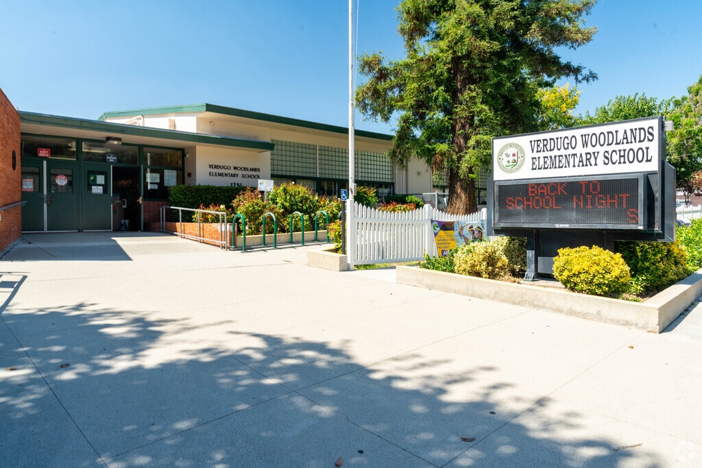 The main entrance to Verdugo Woodlands Elementary School.