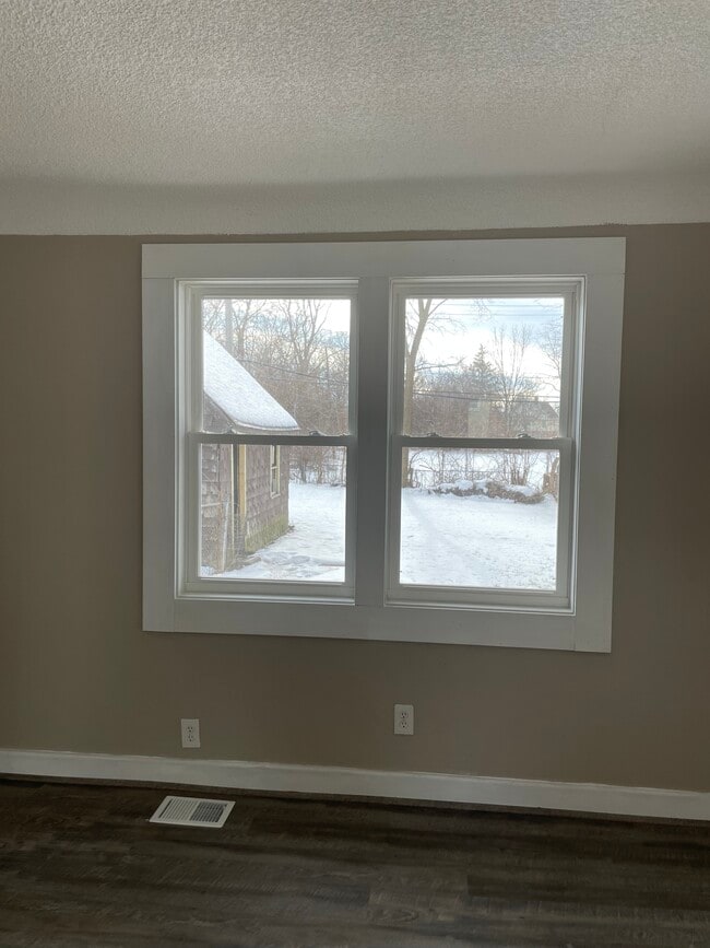 592 E Montcalm St, Pontiac, MI 48342 - photo 7