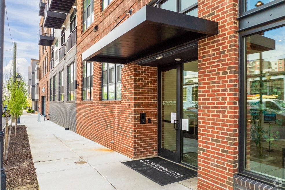 15 W 7th St - Entrsnce