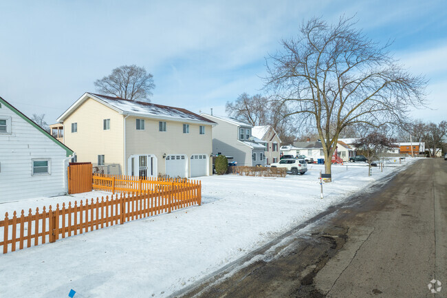 Washington Hills is a small residential neighborhood in Waukegan, IL.