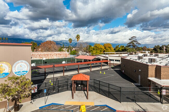 Washington Elementary School scores a C on Niche.
