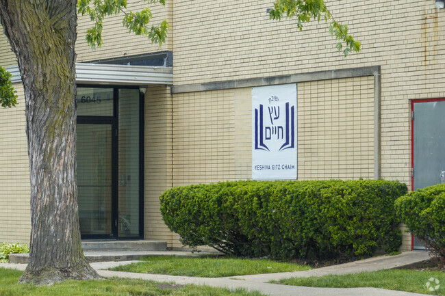 Entrances to Yeshiva Eitz Chaim.