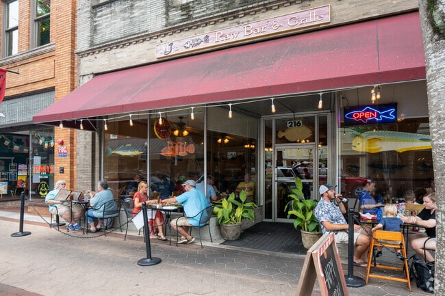 MJ’s Raw Bar & Grille is a lively dining spot in New Bern.