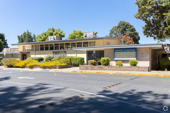 There are 555 students at Rosedale Elementary School.