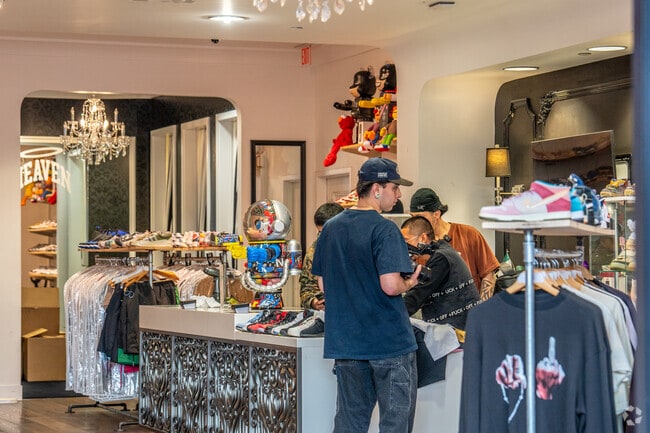 There are many local shops around the nearby Collection in Town Center.