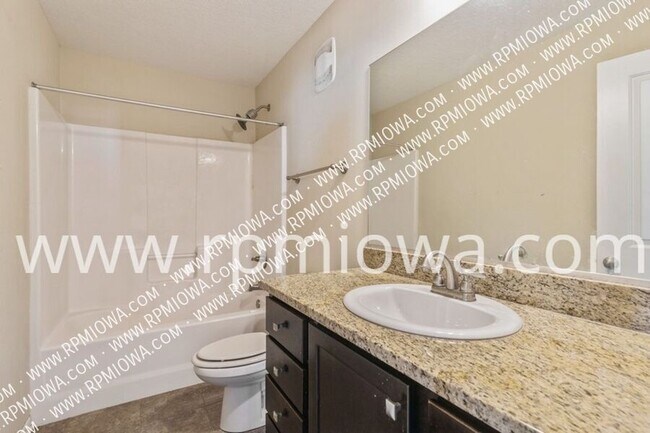 7878 Cottonwood Ln, West Des Moines, IA 50266 - photo 6