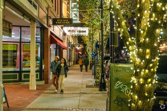 Residents of Stratham may receive all the amenities of city life in nearby Manchester.