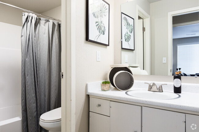 2BR, 1BA - 950SF
