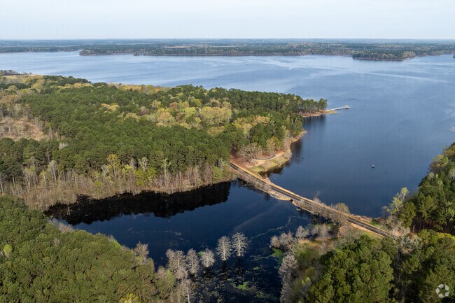 Magnolia residents have close and easy  access to boating and fishing on Lake Columbia.