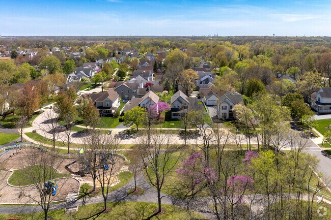 The Links at Midlane offers a mix of townhomes, new-traditional, and ranch-style homes.