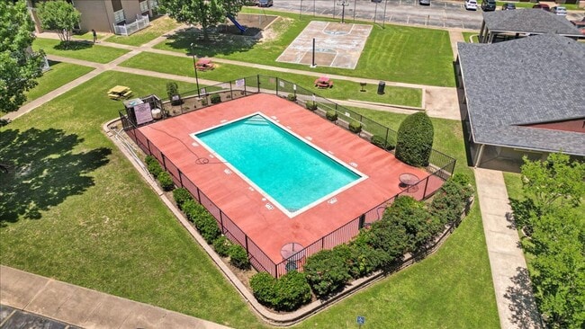 Welcome to Oxford Pointe Apartments – Comfortable Living with a Country Charm in Tyler, TX, Tyler, TX 75702 - photo 4