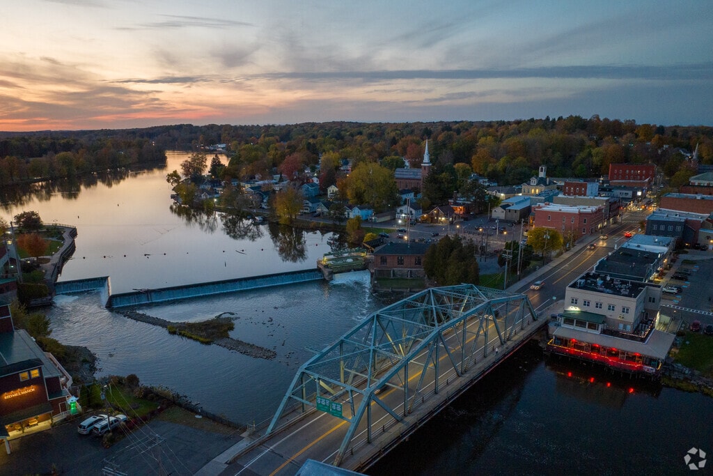 Downtown Baldwinsville offers good eateries and some evening shopping.