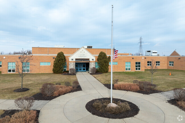 Monee Elementary School has a student-teacher ratio of 16 to 1.