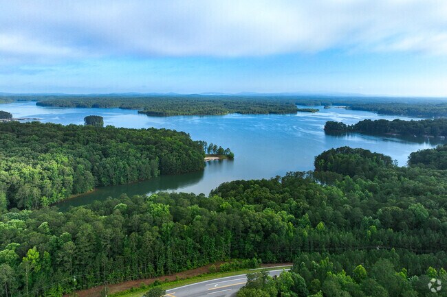 Oak Grove's Lake Allatoona has easy road access via I-75 and SR 92.