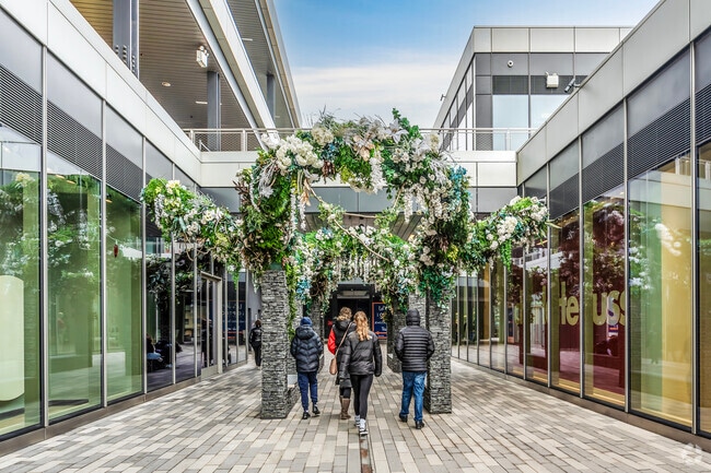 The Staten Island Playhouse and Shakespearean Theatre are at the Empire Outlets offering camps.