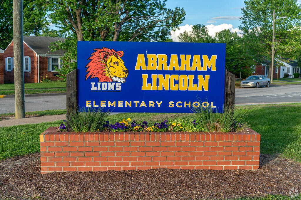 Abraham Lincoln Elementary receives an A-minus grade from Niche.