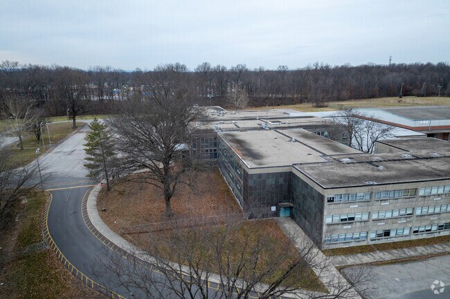 The student population of Thomas Jefferson Middle is 958 and the school serves 6-8.