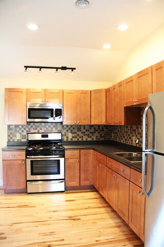 108 N Winooski Ave unit G, Burlington, VT 05401 - photo 3