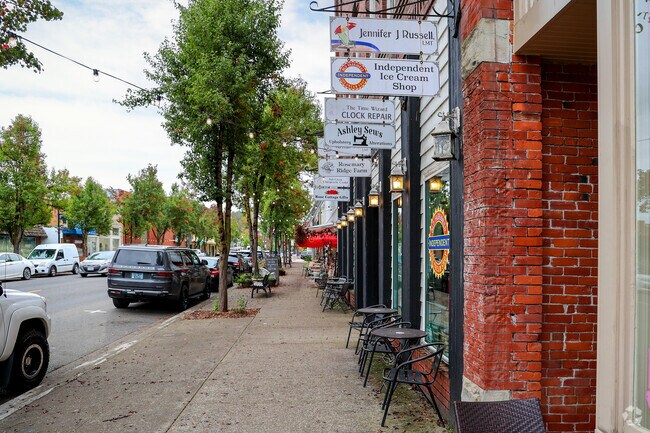 Boutique shops, restaurants and cafes located at Independence downtown district.