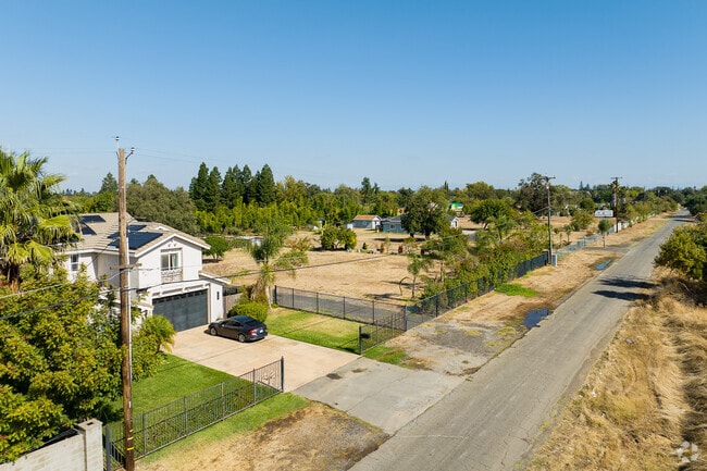 Large lots can be found on the southwest side of Oak Knoll.