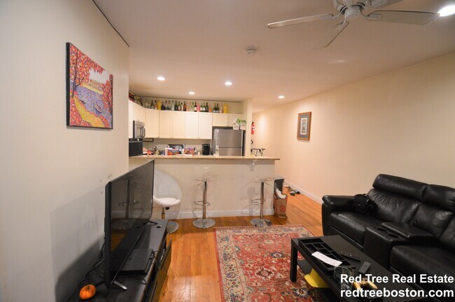 318 Saint Paul St unit 3, Brookline, MA 02446 - photo 3