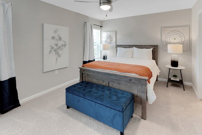 Large Main Bedroom with En-suite Bathroom & Closet