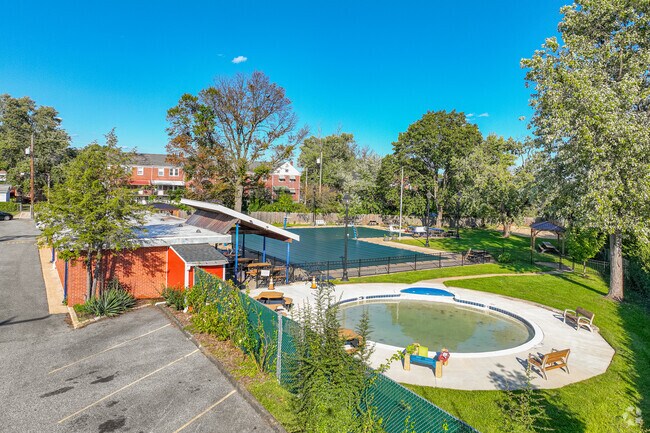 Perring Loch residents can enjoy Swan Lake Swim Club in the summers.