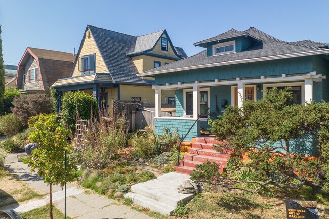 The homes in the Santa Fe neighborhood of Oakland are all full of character and charm.