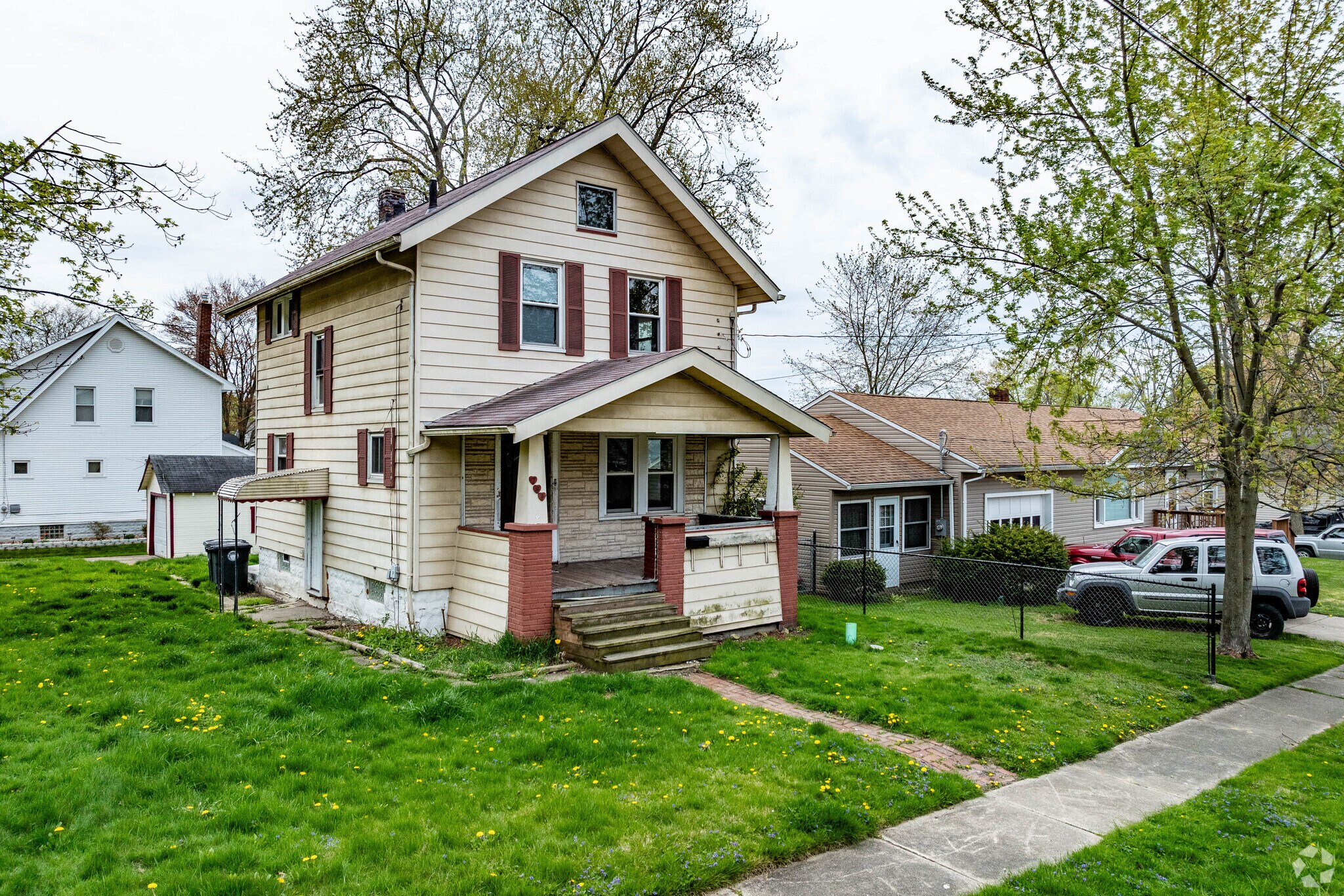 Four Square style homes with large porches for sitting can be found throughout Kenmore.