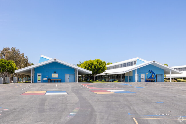 Find blue and white classrooms at Meadows Avenue Elementary School in Manhattan Beach, CA.