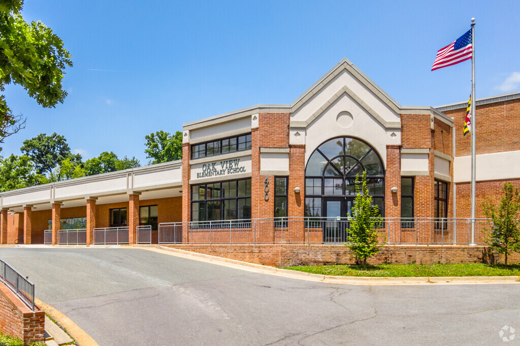 Oak View Elementary School, located in the Silver Spring Park neighborhood.