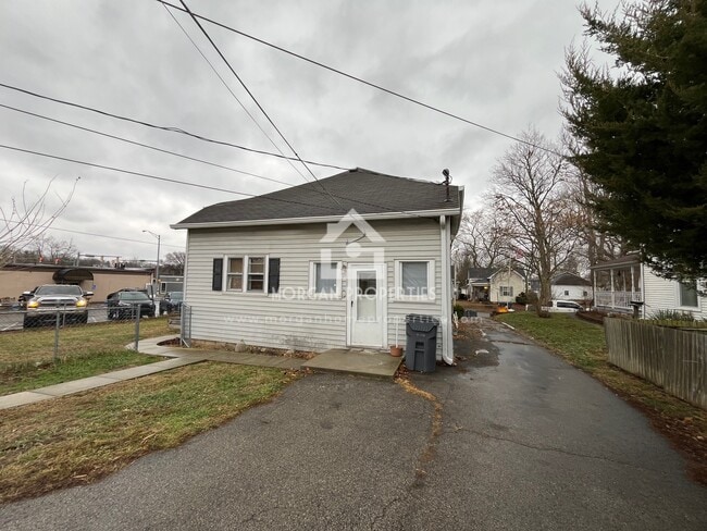 714 Park Ave unit .5, Anderson, IN 46012 - photo 2