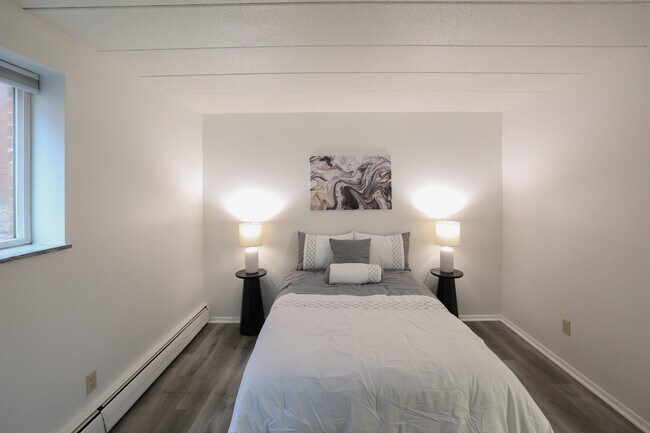 1BR, 1BA - 700SF - Bedroom