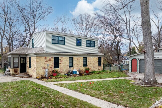 Detached garages are not uncommon amongst homes in Bonnie Brook.