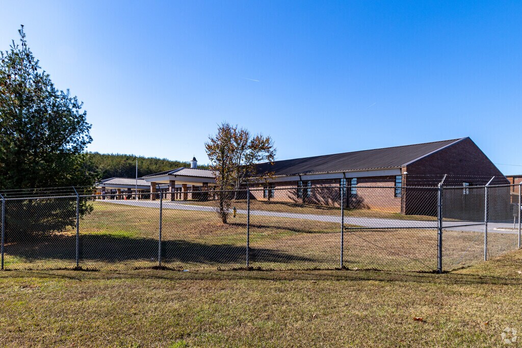 Lanier Elementary School earned a B- rating from Niche.