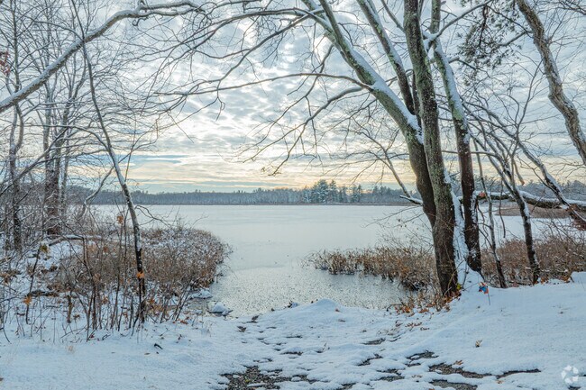 World End Pond’s shore offers kayak and canoe access.