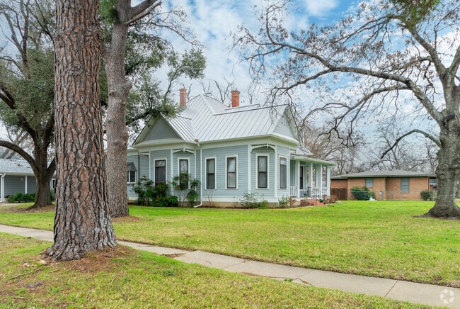 Many historic homes encompass the center of downtown Elgin.