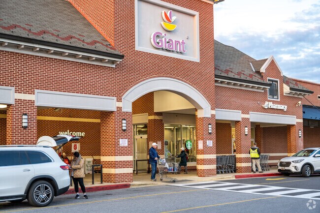 Giant in Dayton offers convenient grocery shopping.