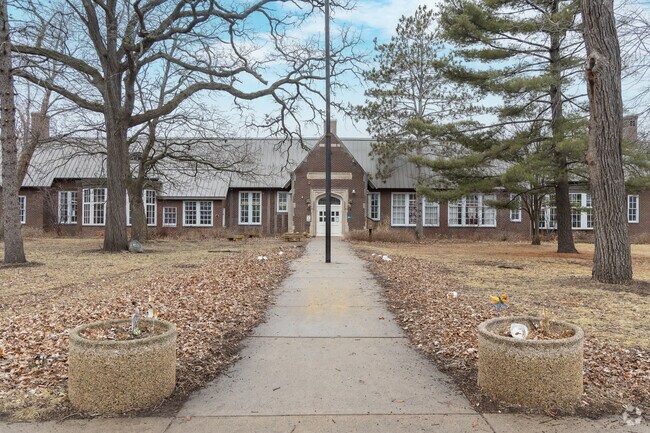 Dowling Elementary School earned an overall grade of B from Niche.com.